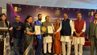 Dr Gaurav Saxsena receiving Global Excellence Award 2026 at Mantrachitra Spiritual Healing Council event New Delhi